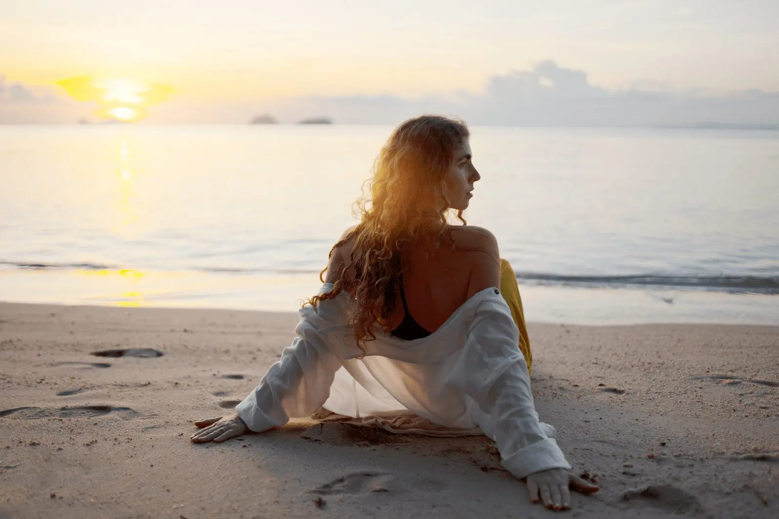 full-shot-woman-spending-day-alone-beach